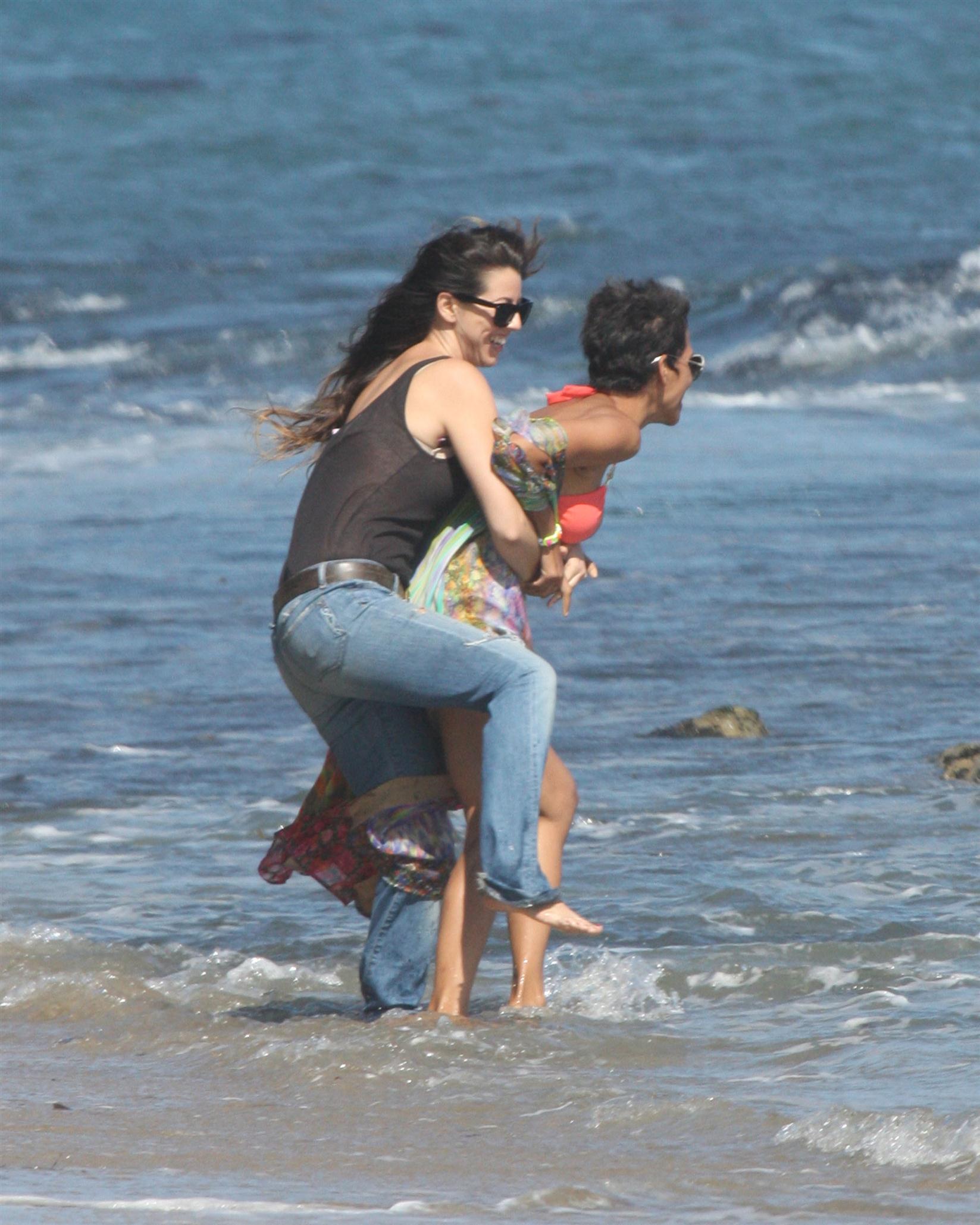 Halle Berry spends her 45th birthday on Malibu Beach photos | Picture 59742